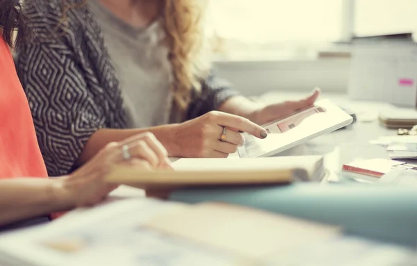 Vrouwen praten en het gebruik van Tablet — Stockfoto