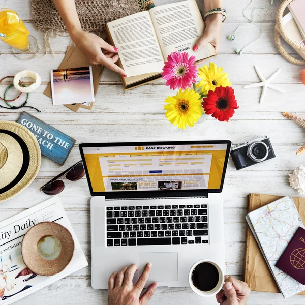 Man met laptop terwijl vrouw lezen — Stockfoto