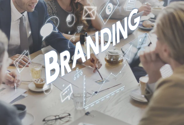 Personas discutiendo sobre Branding — Foto de Stock