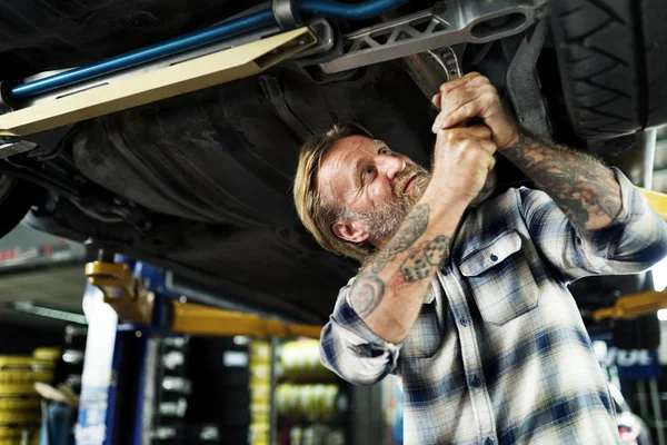 Automonteur in garage — Stockfoto