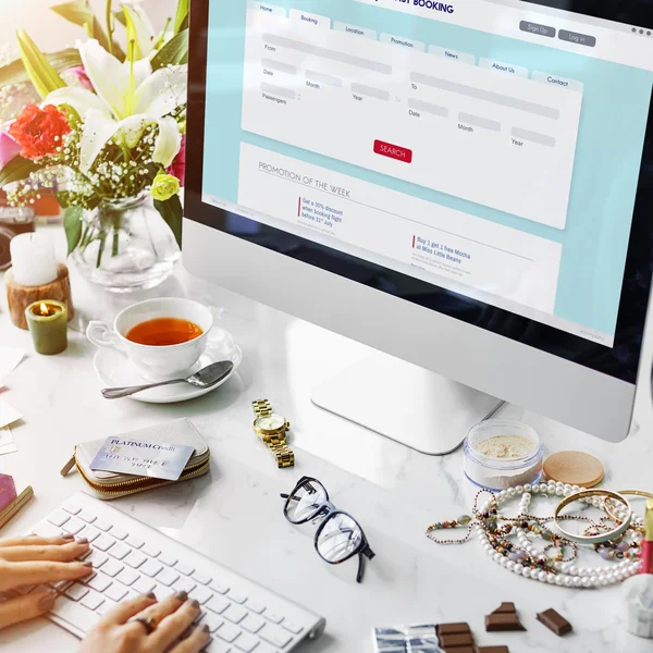 Vrouw werkt met laptop — Stockfoto