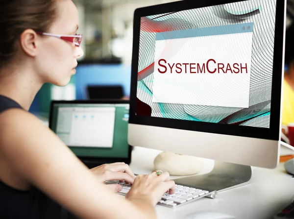 Zakenvrouw werken op de computer met het systeem Crash — Stockfoto