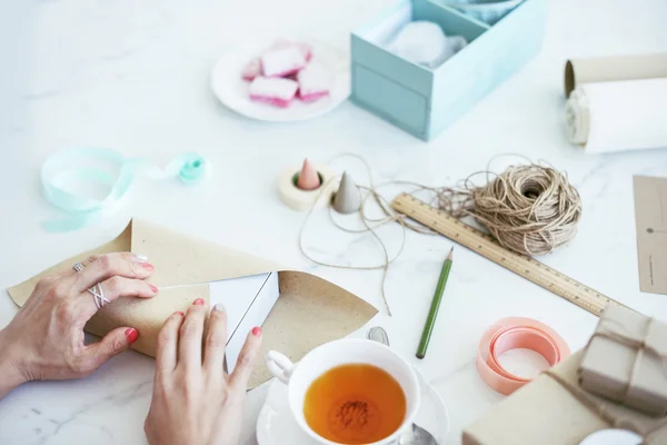 Woman packing Gift in vintage paper — Stock Photo, Image