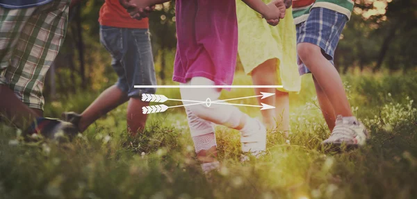 Niños jugando al aire libre —  Fotos de Stock