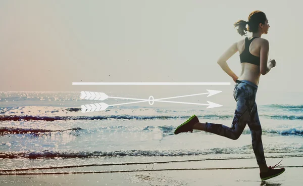 Donna che corre sulla spiaggia — Foto Stock