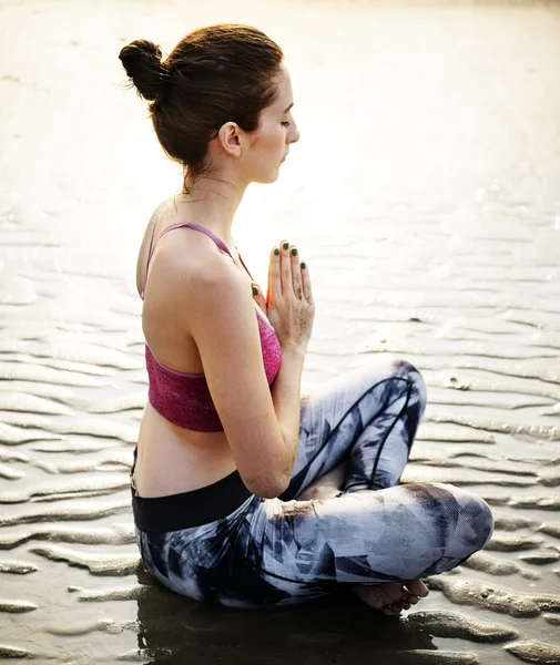 Mooie vrouw en yoga — Stockfoto