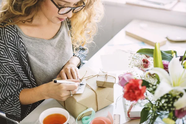 Mujer Escribiendo Gracias Tarjeta — Foto de Stock