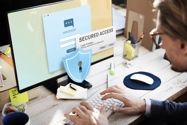 Uomo d'affari che lavora con il computer in ufficio — Foto Stock