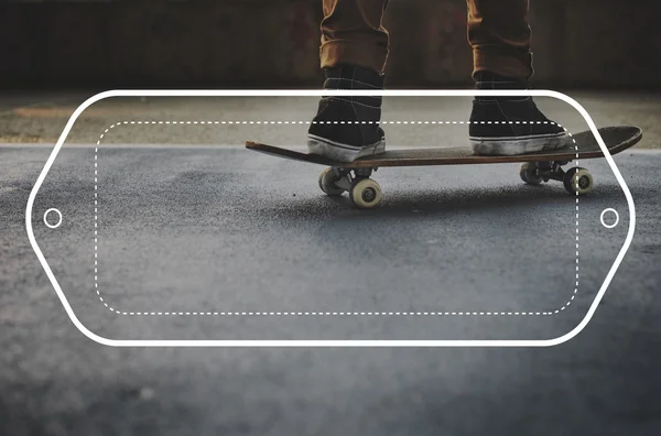 Hipster Man rijden op Skateboard — Stockfoto