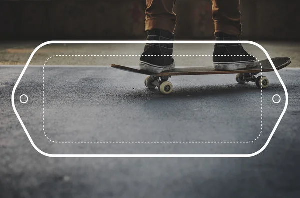 Hipster άνθρωπος βόλτα για Skateboard — Φωτογραφία Αρχείου