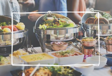 Masa çeşitli lezzetli yiyecek dolu 