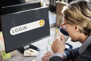 Bilgisayar klavyesinde yazan iş adamı