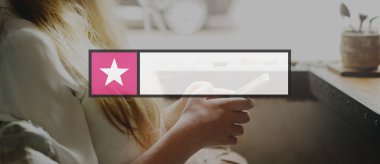 Kız akıllı telefon tarama