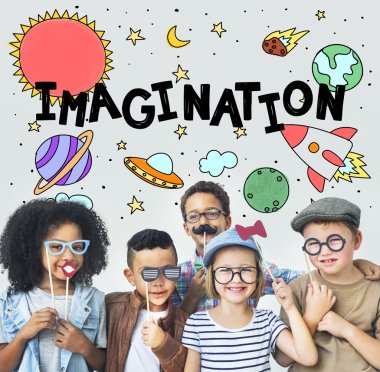 maskeleri ile oynayan çocuklar