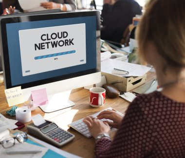 Bilgisayar klavyesinde yazan iş adamı