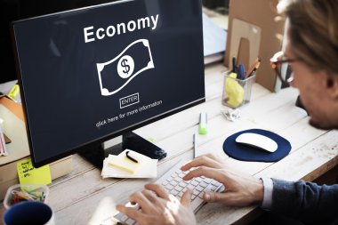 Bilgisayar klavyesinde yazan iş adamı