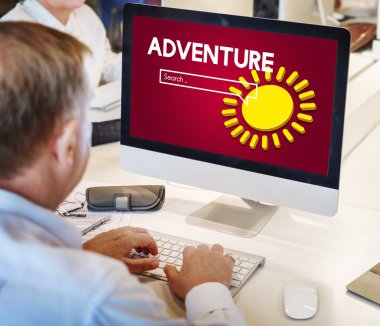 Olgun iş adamı bilgisayarda çalışıyor.