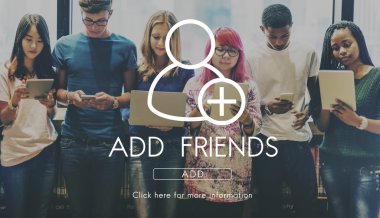 Dijital cihazlar kullanan öğrenciler 