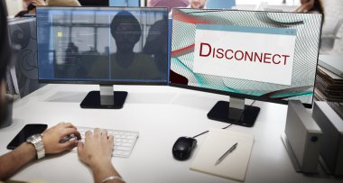 bilgisayarla iletişim bağlantı kesme çalışma iş adamı