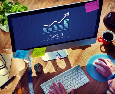 Bilgisayar kullanan adam 