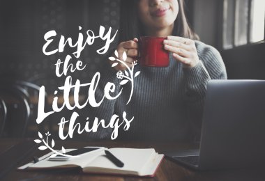 Kafede bilgisayarlı kız