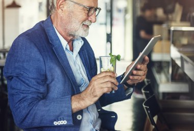 kafede yakışıklı işadamı