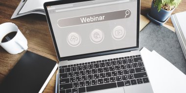 ekrandaki bilgileri ile dizüstü bilgisayar