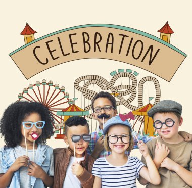 maskeleri ile oynayan çocuklar