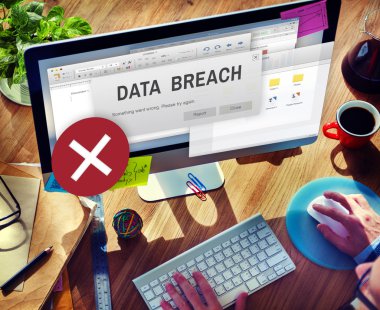 Bilgisayar kullanan adam 