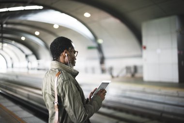 Tren kavramı bekleyen iş adamı