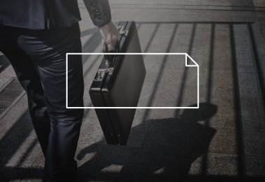 İş adamı bavuluyla yürüyor