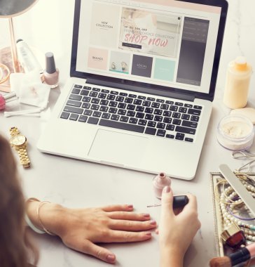 tırnak oje tarafından kapsayan kadın