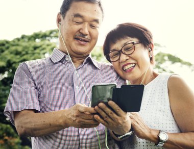 Kıdemli çift birlikte eğlenin