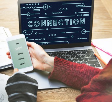 dijital cihazlar kullanarak kızlar