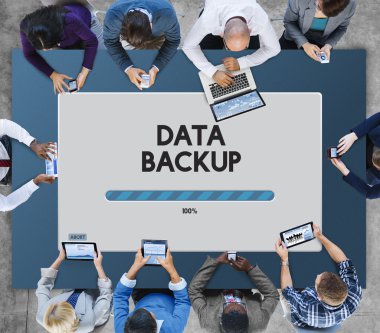 Veri Yedekleme Simgesi olan İş Adamları