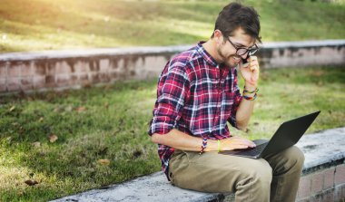 Park kavramı içinde oturan adam