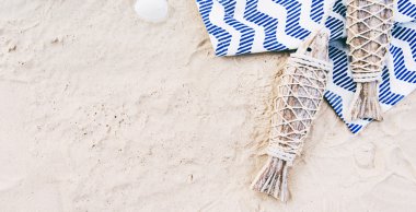 bir battaniye yaz kum var