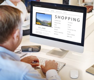 Olgun iş adamı bilgisayarda çalışıyor.