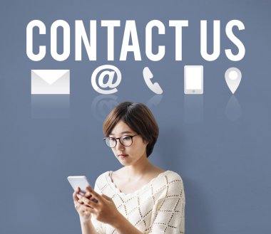 Telefonun ekranında seyir tatlı kız