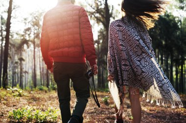 birlikte ormanda yürümek çift