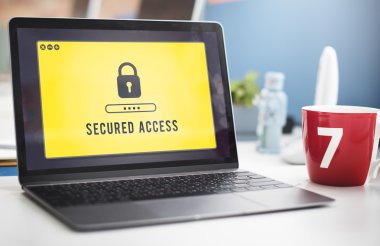 ekrandaki bilgileri ile dizüstü bilgisayar