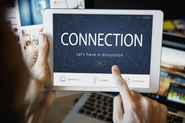 Dijital tablet elinde tutan adam