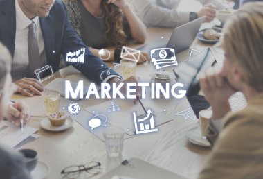 insanlar işleri hakkında tartışıyor