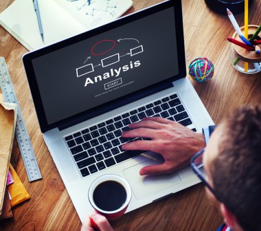 Bilgisayar kullanan adam