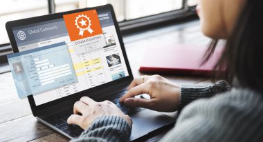 Laptop klavyesinde yazan kız