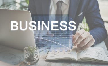 Kafede çalışan bir iş adamı.