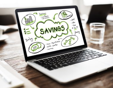 ekranda metin olan dizüstü bilgisayar