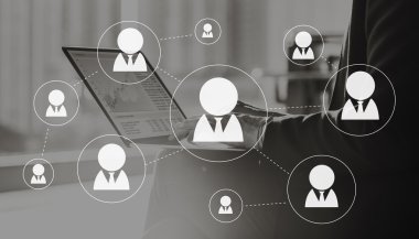 Dizüstü bilgisayar kullanan iş adamı