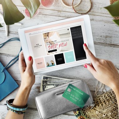 Dijital tablet ile kız