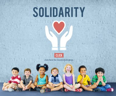 Çeşitlilik çocuk birlikte oturan